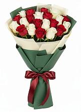 Букет Микс из красных и белых роз в Рыбное 