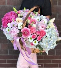 Композиция солнечный день в Рыбное Цветочная композиция из Розы, Хризантемы, Пионы и Лизиантусы в корзине в Рыбное