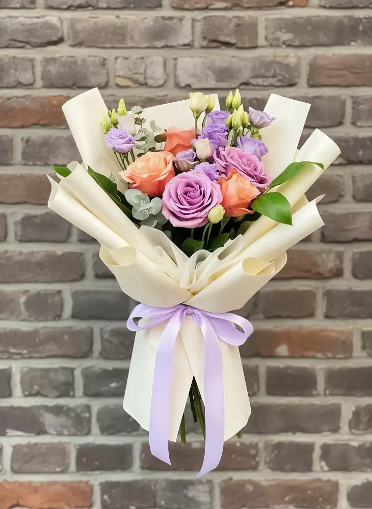 Букет цветов из: Лизиантусы и Розы в Рыбное 