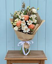 Букет цветов из:  Альстромерии, Лизиантусы, Розы и Хризантемы в Рыбное 
