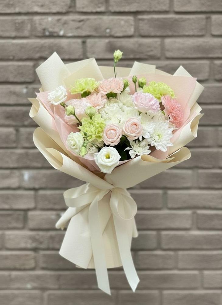 Букет цветов из: Гвоздики, Розы, Лизиантусы и Хризантемы в Рыбное 